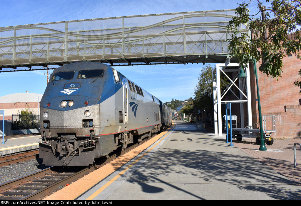 Amtrak Train # 5 arriving into MTZ Station 